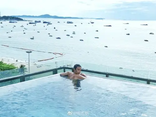 组图:陈志朋晒海边度假照 高空泳池中惬意晒太阳