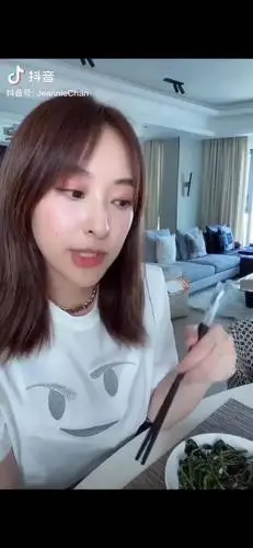 tvb小花陈滢出身富贵!三千万豪宅意外曝光,享受独居生活