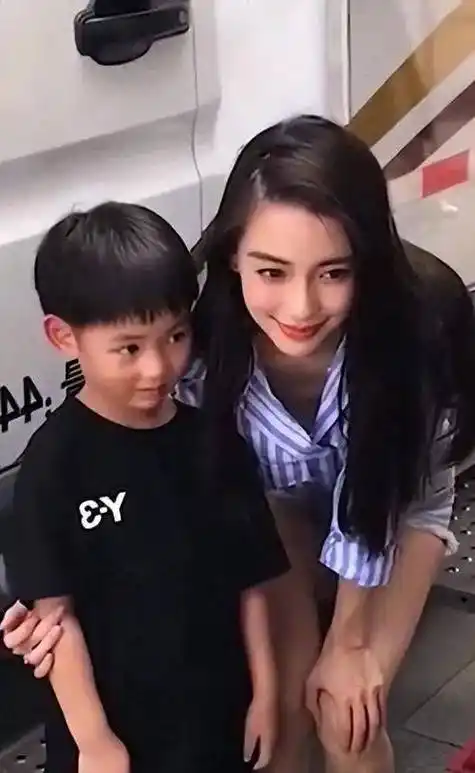 曝光!黄晓明的儿子,耳垂好大,已经长那么大了,墨镜遮不住帅气的脸