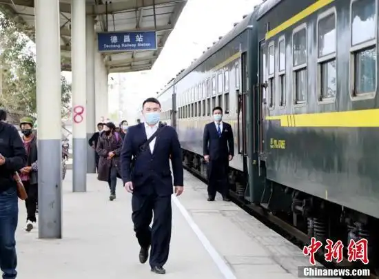 正值出产蕨菜的时节,在尼波站,彝族老乡们将一袋袋蕨菜运往冕宁站的大