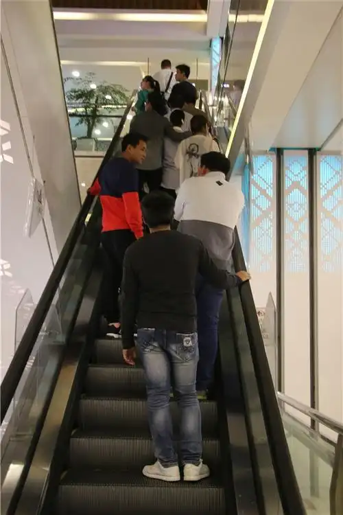 消费者们整齐地乘坐电梯,从电梯上这么多人的场面也能看出店庆当天的