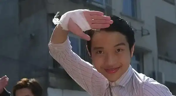 何文辉(原艺名:酱爆,由《少林足球》中的演员陈国坤所起),没有像媒体