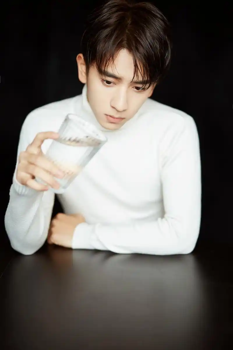 【黑瞳少年陈若轩春日写真曝光  白衣明眸干净帅气】黑瞳少年陈若轩