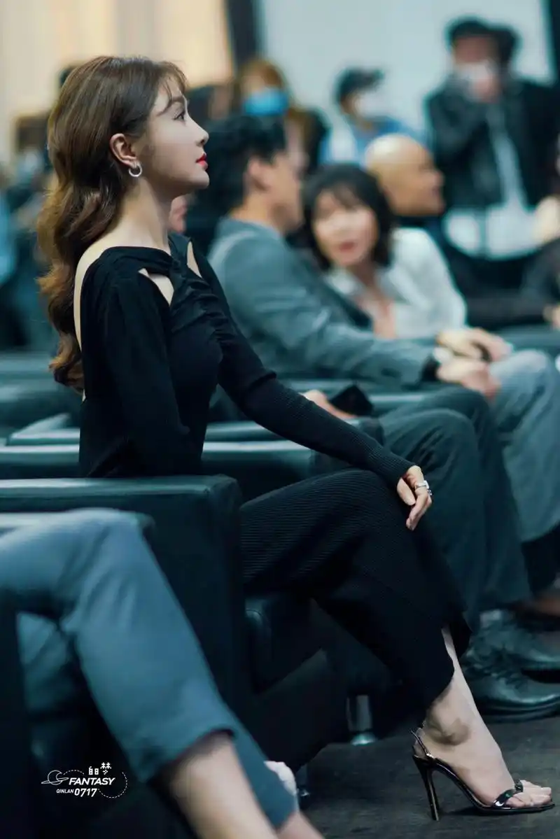 秦岚 活动美照浅秀美脚丫