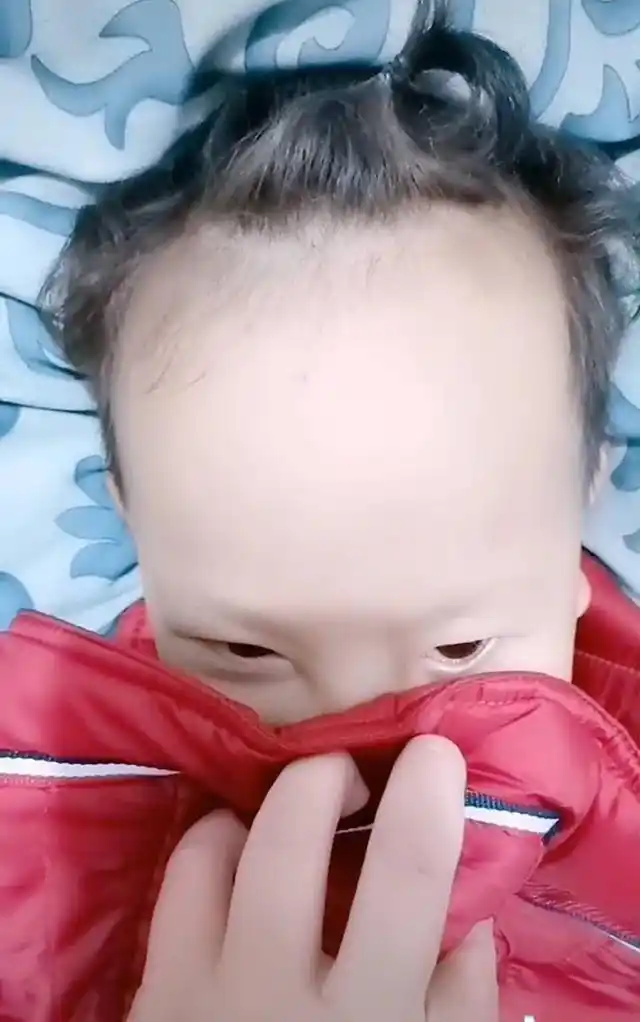 家长要正确看待不得不说这个宝宝的额头确实是有些大,但是有人说这是