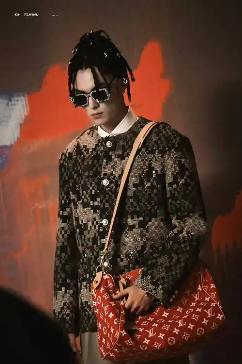 王鹤棣王嘉尔身负推销单价四百万单品重任明星头顶一套房首富加冕三