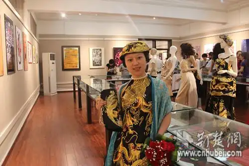 特别奖获得者——汉绣传承人杨小婷展示她的汉绣服饰,身后模特身上的