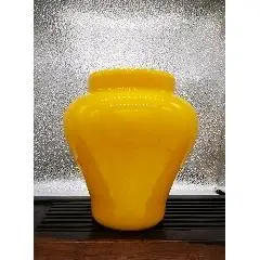 博山鸡油黄,小罐,是博山非物质文化遗产,色泽釉亮!高17厘米左右.