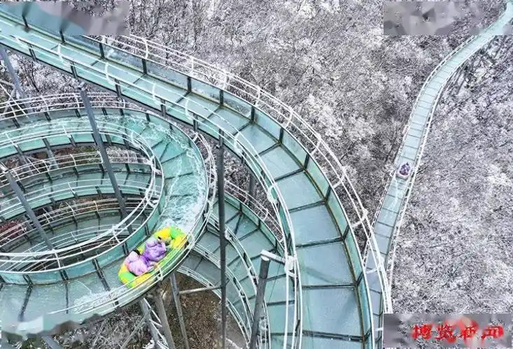 "龙年第一漂"火爆背后的变与不变_红叶_景区_游客