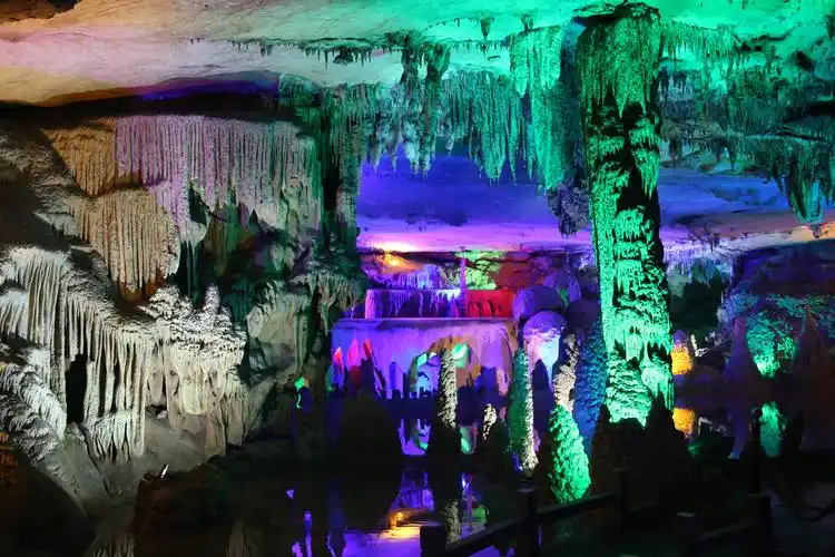 广西荔浦市荔江湾岩洞美如画