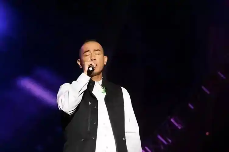 e的御用作词,也是华语乐坛的金字招牌_施人诚