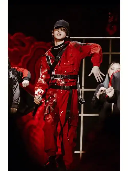 看我拿下比赛引起人们的注意l ook这是tnt浩翔正在rap站在舞台中央yes