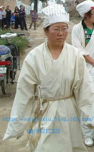 孝女 白孝服 披麻戴孝 葬礼 丧事 出殡 去世3