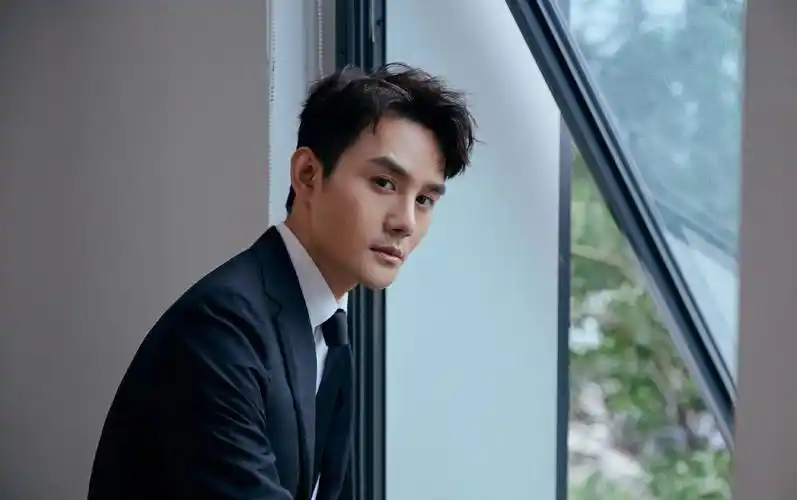 王凯一组写真,身穿西服套装绅士迷人,身姿挺拔