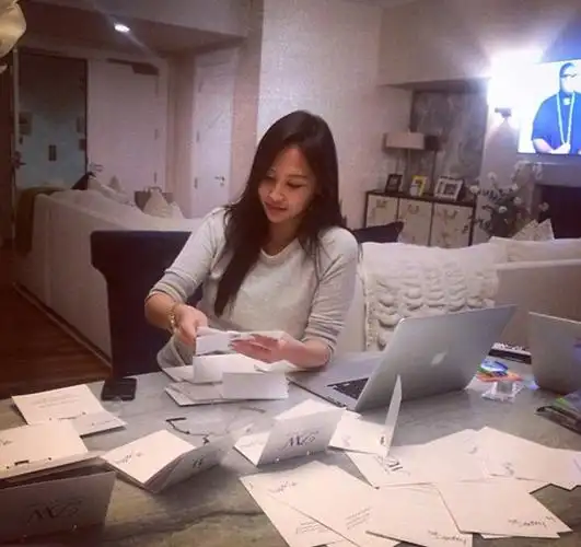 26岁华裔美女炫富走红参加真人秀成新晋名媛