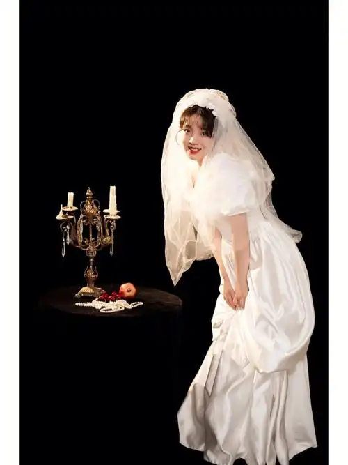 90年代复古风婚纱照圆脸mm也可驾驭