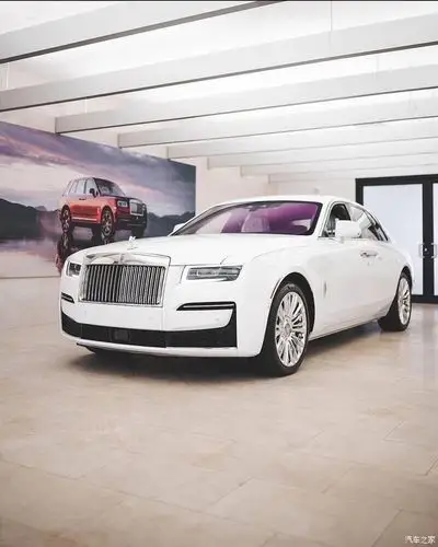 劳斯莱斯古思特白色的外观设计凸显了很强的奢华范