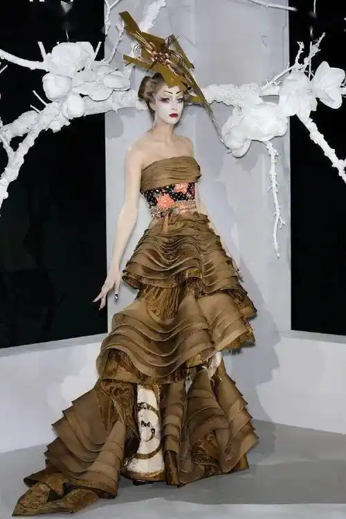 2024最伟大的秀场,非传奇设计师"海盗爷"莫属!_john_dior_maison