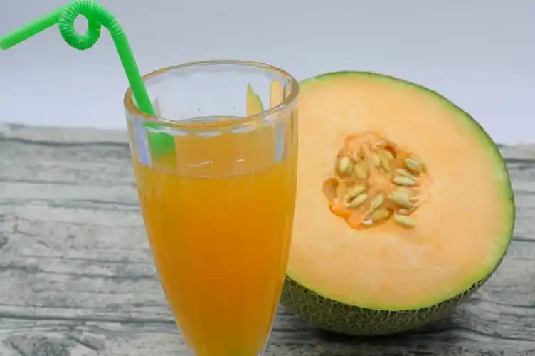 果汁 饮料 饮品 压榨 鲜果汁 冷饮 黄色 杯子 玻璃杯 粉色吸管 塑料