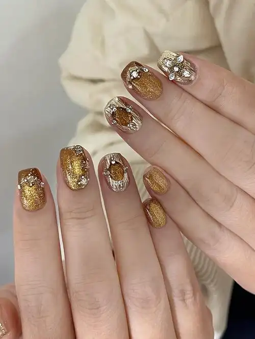 指尖上的新年艺术,美甲以绚烂的色彩和独特的图