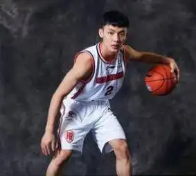 作为身高只有179厘米的小个子球员,徐杰的体能并不出众,但他通过出色