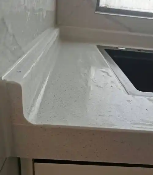 为了厨房更好清洁,挡水条这两年做圆弧升级的比较多,与台面接缝处做成