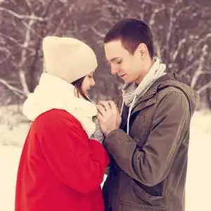 在爱情中幸福的微笑情侣年轻夫妇在爱情中的亲吻在爱情中的浪漫年轻