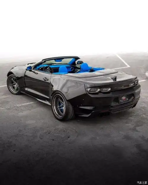 宽体雪佛兰科迈罗敞篷跑车