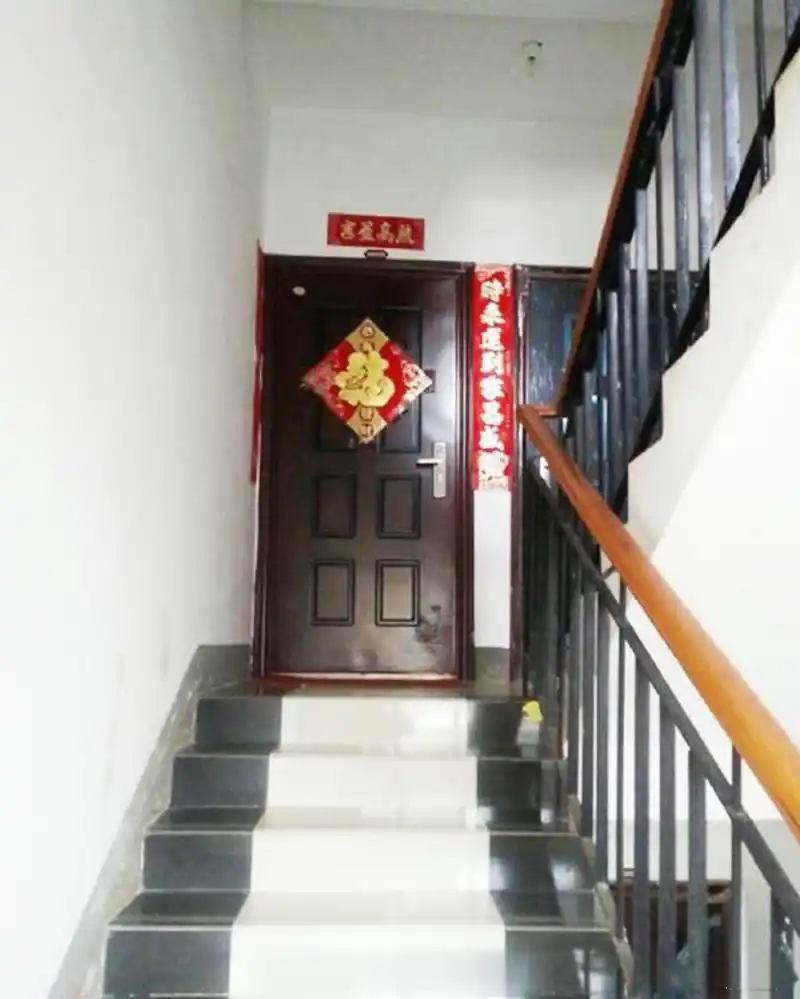 屋门正对下行楼梯,运势泄千里一些设计的不太规矩的楼盘会存在这个