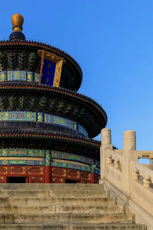 祈年殿这座金碧辉煌的三重檐攒尖顶圆形大殿牢牢把持着天坛建筑群的