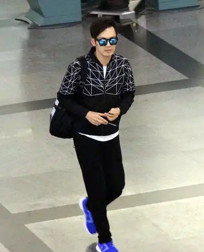 钟汉良帅气遭跟拍 助理斥迷妹