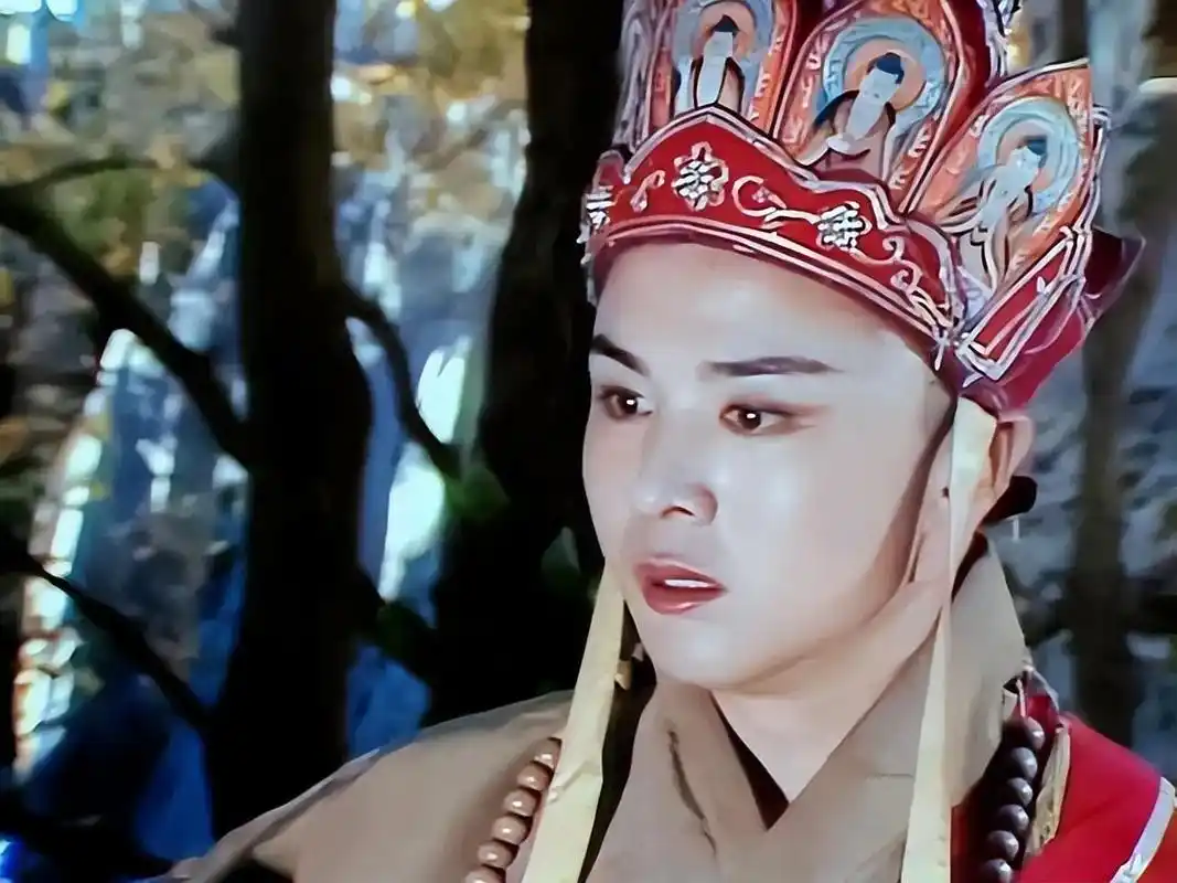 而唐僧看到后吓了一大跳,连忙双手合十,嘴里说着"善哉善哉".