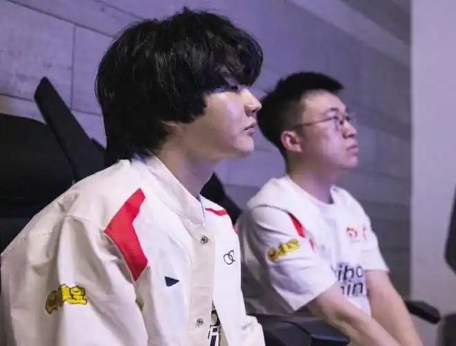 刘青松被怀疑整容满脸油光还很肿胀粉丝解释只是胖了而已