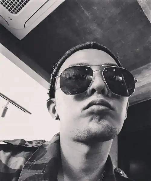 权志龙露脸自拍#权志龙自拍!龙哥终于露脸了!素颜不修直出,不愧是gd!