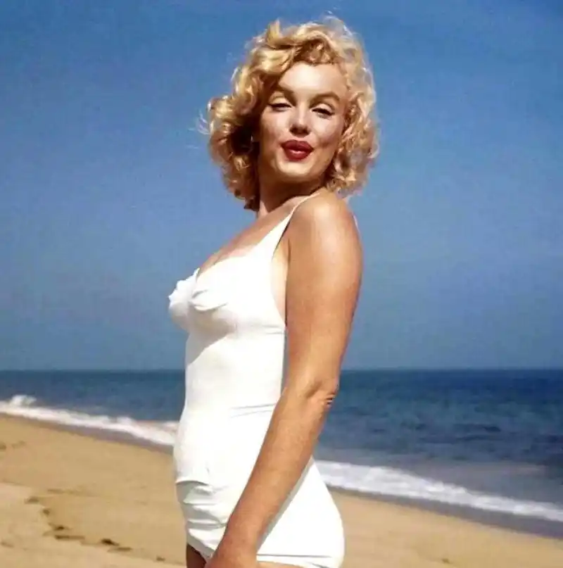 美国总统约翰肯尼迪曾有两位著名情人,一个是玛丽莲梦露,一个是奥黛丽