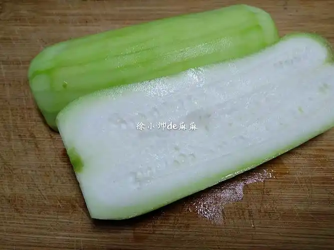 剁椒炒瓠子 1,食材准备:瓠子两小个,削皮去瓤,洗净切粗片;剁椒一大勺.