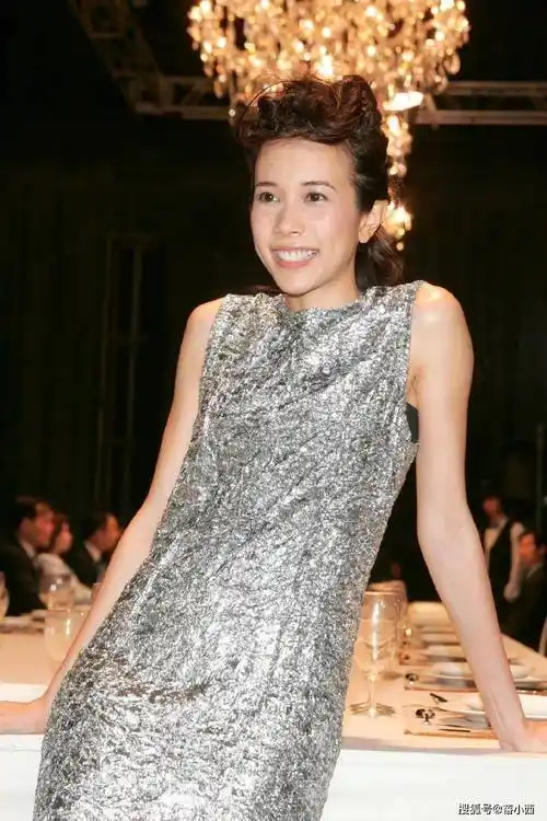 52岁的莫文蔚身材碾压00后,穿吊带连衣裙搭配长卷发,美出国际范_气质
