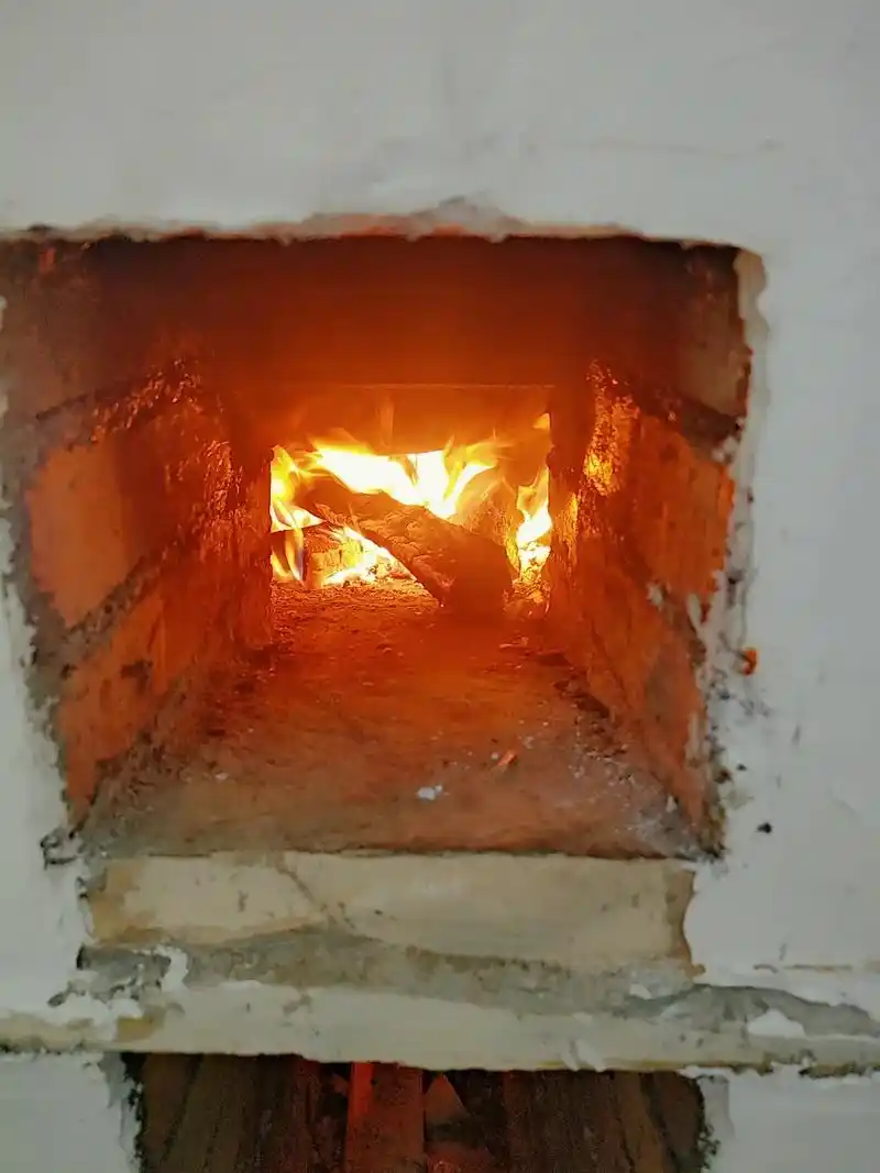 在农村,柴火灶是家家户户必备的生活用具,柴火土灶台大都用砖砌 - 抖