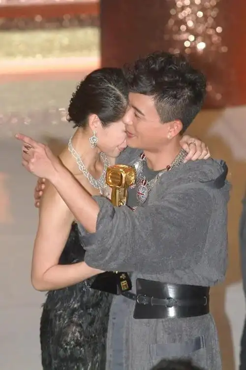 黄宗泽大方承认与胡杏儿仍保持联络,相恋8年却未能结果令人遗憾