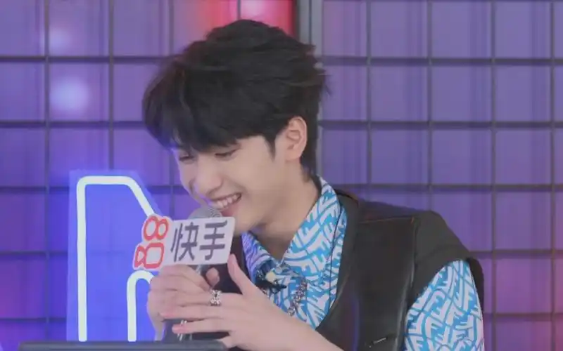 严浩翔十七岁生日直播三首原创歌曲连唱谁在爽一年一首原创