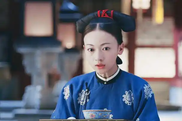 《延禧攻略》中吴谨言饰演魏璎珞一角,她最初的造型比较简单,那个时候