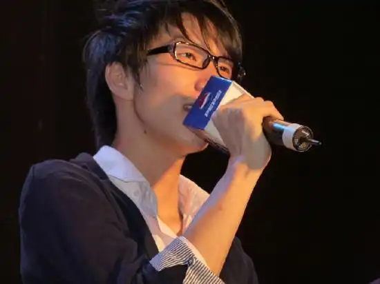 好声音学员侯磊裸身照曝光 台下是百变搞怪小魔王- 中国日报网