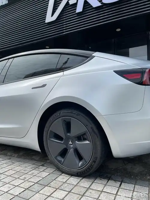 特斯拉model3装贴液态金属银色车漆改色膜完美演绎,液态金属银色改色