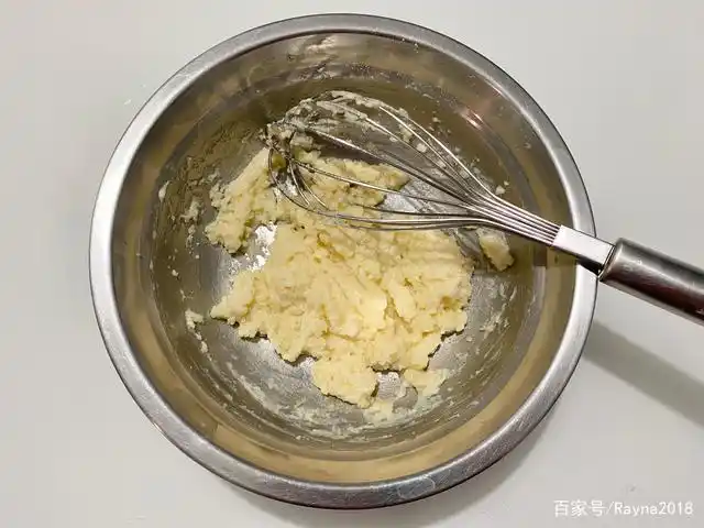 第五步:筛入低筋面粉,用打蛋器划z字型搅拌,得到没有干粉的湿面糊,是