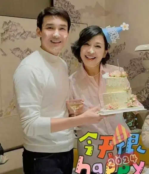 张铎为陈松伶庆生44岁张铎眼角皱纹明显状态苍老不敢认