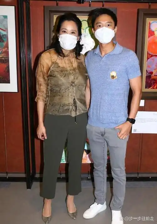 朱玲玲婆媳同框,郭晶晶真实接地气她显年轻,霍启山牵手像妈宝男