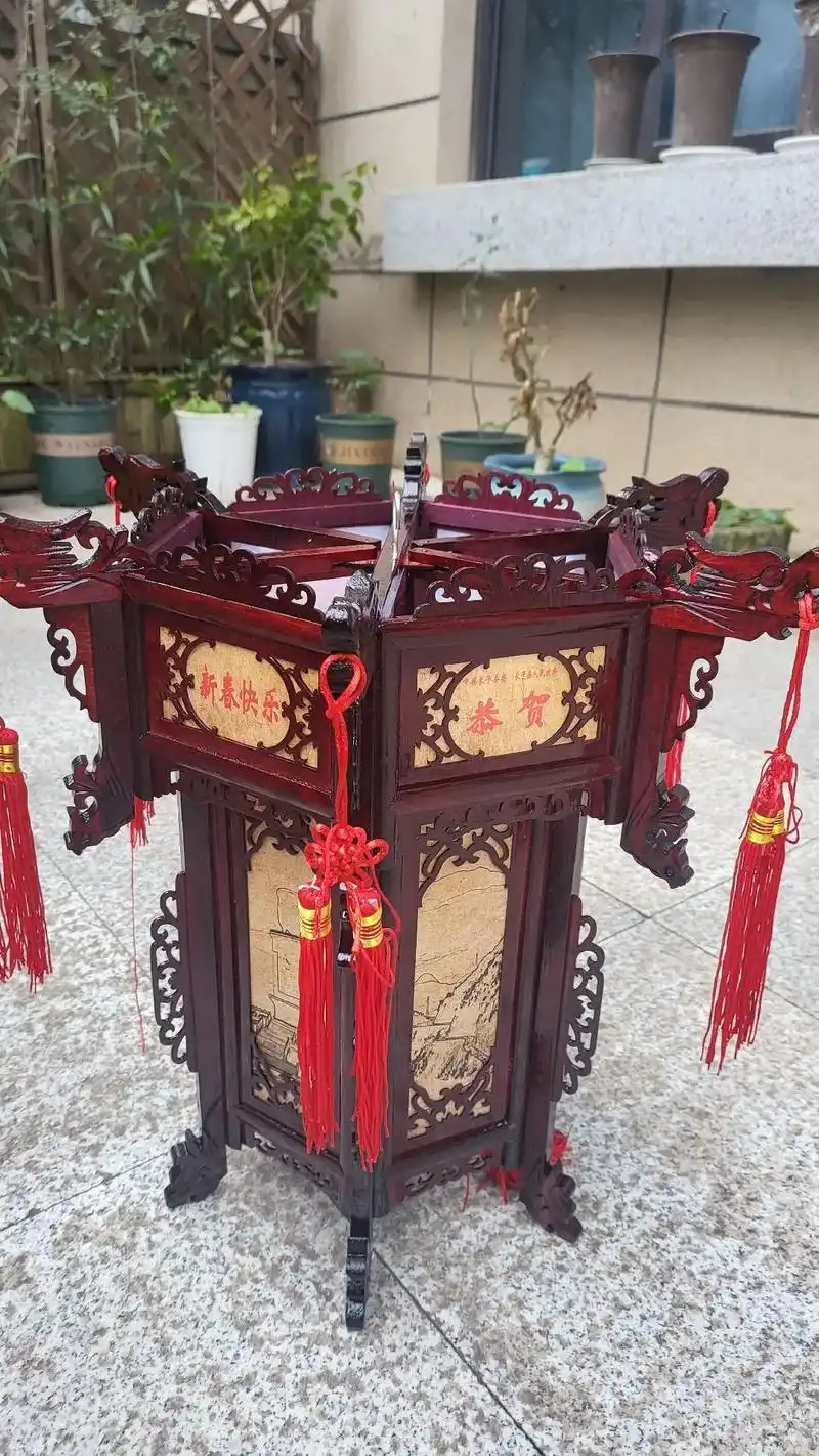 今天收到了家乡县委县政府送的新年花灯和祝福贺卡,感谢家乡对在 - 抖