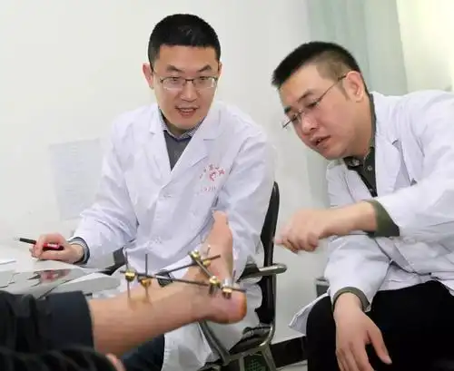 创伤骨科杨明辉主任助理在义诊矫形骨科吕明副主任医师在义诊运动医学