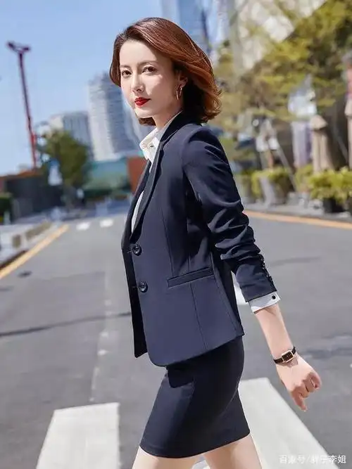 美女职业装加上一米八身材,不管怎么看超有气质