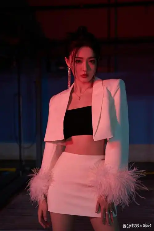 徐璐也开启了这一段时尚之旅.